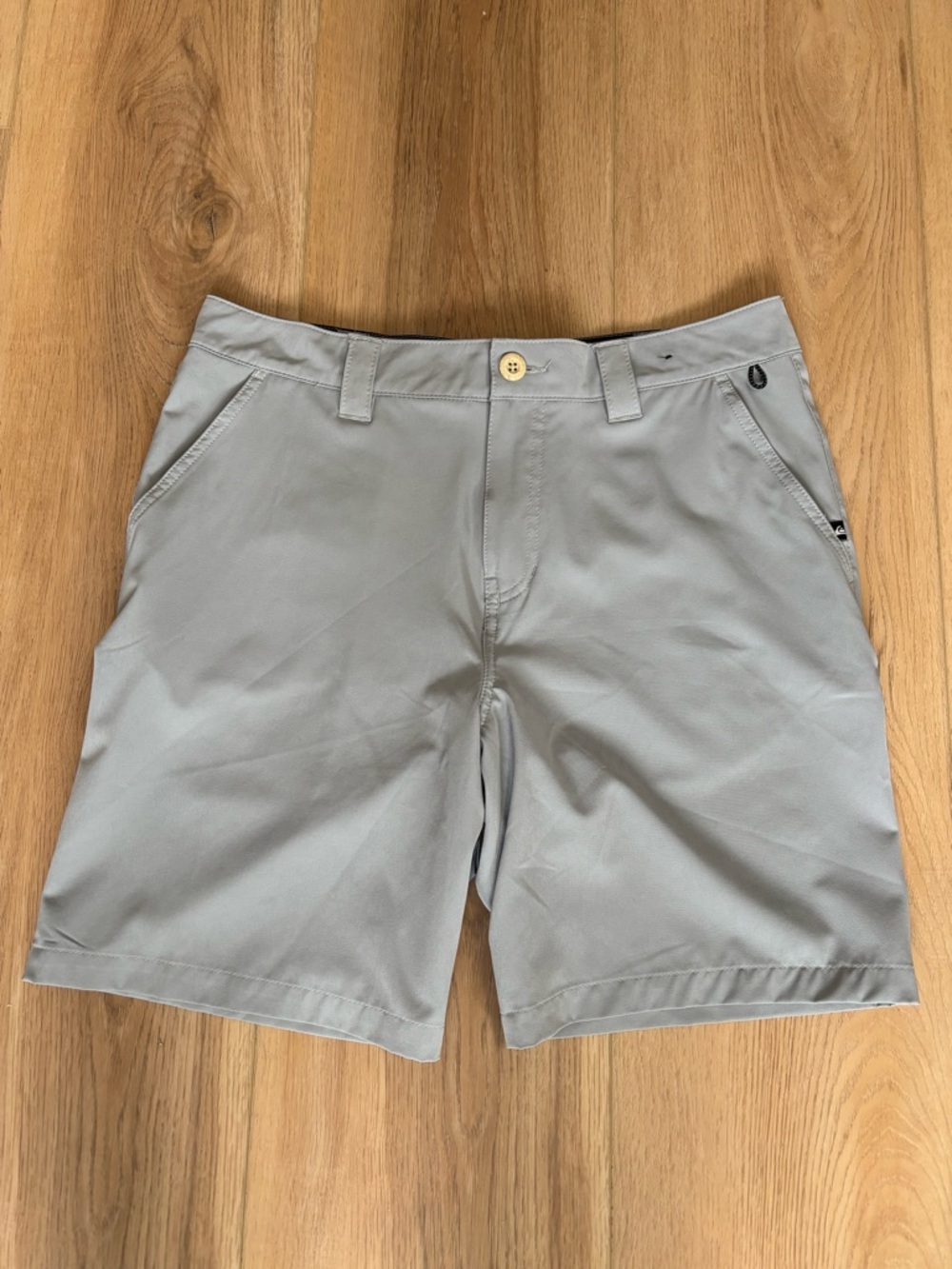 NWOT - Quiksilver
Men’s button shorts with pockets